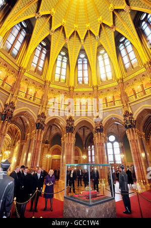 Il Principe di Galles e la Duchessa di Cornovaglia studiano i Gioielli della Corona Ungherese, mentre visitano l'edificio del Parlamento a Budapest, Ungheria. Foto Stock