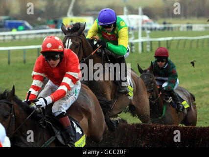 Kauto Star guidato da Ruby Walsh durante le prime fasi del totesport Cheltenham Gold Cup Steeple Chase durante il quarto giorno del Cheltenham Festival 2010 all'ippodromo di Cheltenham. Foto Stock