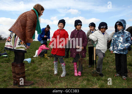 La principessa Beatrice di York parla con i bambini della Highfields Primary School Enfield, durante una visita al Woodland Trust, a Heartwood Forest a Sandridge, vicino a St Albans, Hertfordshire. Foto Stock