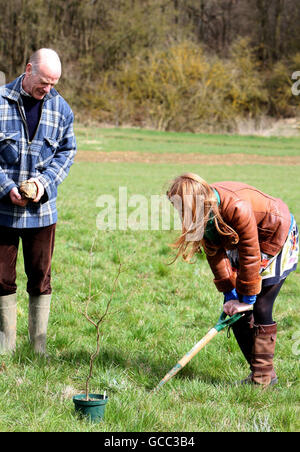 La principessa Beatrice di York, pianta un albero di nocciolo che sfreccia accanto a John Tucker Operations Director of the Woodland Trust, durante una visita al Woodland Trust, presso Heartwood Forest a Sandridge, vicino a St Albans, Hertfordshire. Foto Stock