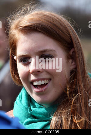 Principessa Beatrice di York durante una visita al Woodland Trust, alla Foresta di Heartwood a Sandridge, vicino a St Albans, Hertfordshire. Foto Stock