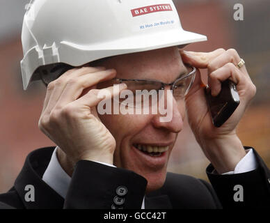 Segretario di Stato per la Scozia Jim Murphy presso il Govan Ship Yard di Glasgow durante una visita per annunciare un nuovo contratto per lo sviluppo della prossima generazione di navi da guerra. Foto Stock