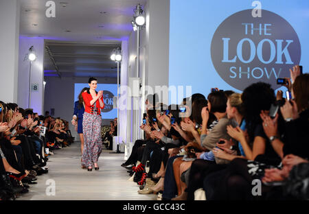 Modello Erin o'Connor sulla passerella alla sfilata di moda Look che si tiene alla Saatchi Gallery di Londra. Foto Stock