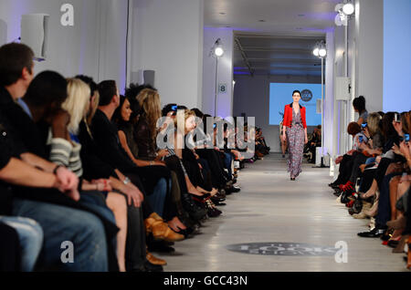 Look Fashion Show Catwalk - London Fashion Week. Model Erin o'Connor sulla passerella al Look Fashion Show tenuto presso la Saatchi Gallery di Londra. Foto Stock