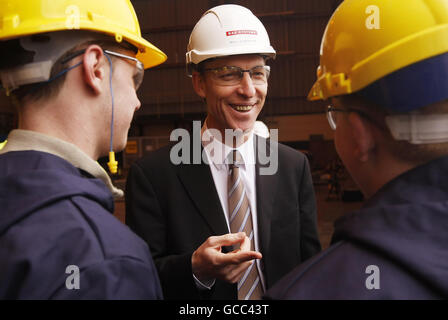 Il Segretario di Stato per la Scozia Jim Murphy con i lavoratori della Govan Ship Yard a Glasgow durante una visita per annunciare un nuovo contratto per lo sviluppo della prossima generazione di navi da guerra. Foto Stock