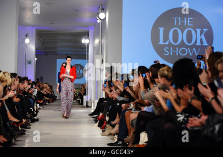 Modello Erin o'Connor sulla passerella alla sfilata di moda Look che si tiene alla Saatchi Gallery di Londra. Foto Stock