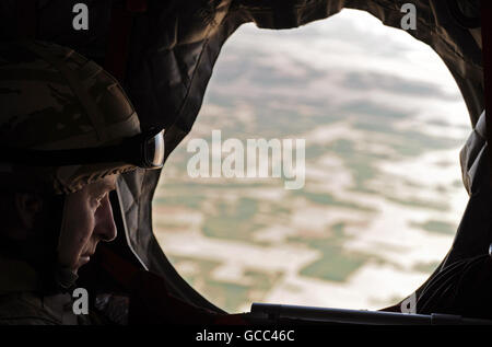 Il Principe del Galles guarda attraverso la finestra di un elicottero militare britannico mentre viaggia a Lashkar Gah, Afghanistan. Foto Stock