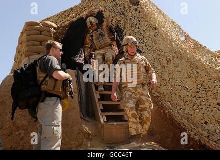 Il Principe di Galles durante una visita a sorpresa al campo militare britannico Pimon nel distretto di nad-e Ali della provincia di Helmand, Afghanistan. Foto Stock