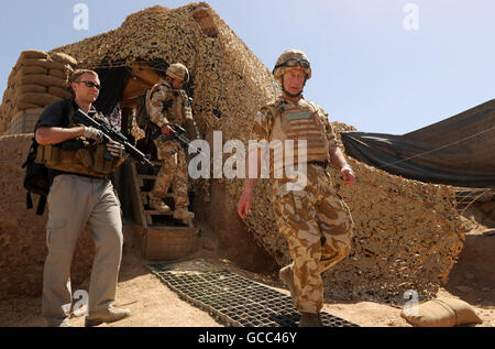 Il Principe di Galles durante una visita a sorpresa al campo militare britannico Pimon nel distretto di nad-e Ali della provincia di Helmand, Afghanistan. Foto Stock