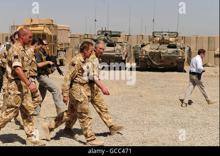 Il Principe di Galles cammina con i soldati britannici al campo militare britannico Pimon nel distretto nad-e Ali della provincia di Helmand, in Afghanistan. Foto Stock