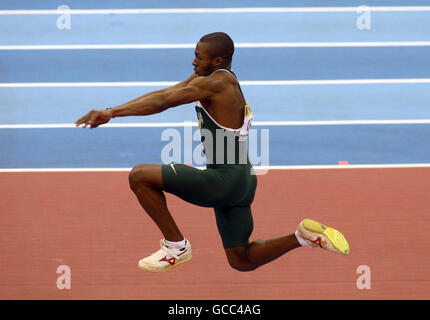 Atletica - Aviva International - National Indoor Arena. Tosin Oke della Nigeria durante il triplo salto degli uomini Foto Stock