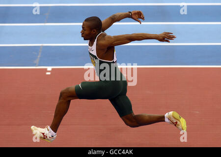 Atletica - Aviva International - National Indoor Arena. Tosin Oke della Nigeria durante il triplo salto degli uomini Foto Stock