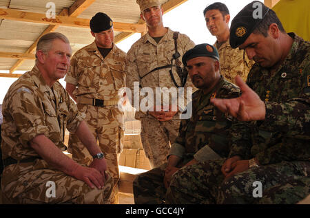 Il Principe di Galles (a sinistra) ascolta i capitani dell'esercito nazionale afghano (ANA) nel campo di Shorab, un campo dell'esercito nazionale afghano (ANA), nella provincia di Helmand, in Afghanistan, durante una visita a sorpresa alle truppe britanniche in Afghanistan, quando divenne il re più anziano a visitare il paese dall'inizio del conflitto nel 2001. Foto Stock