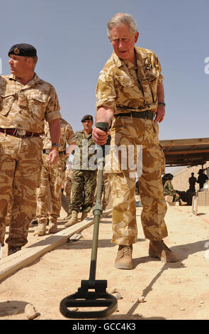 Il Principe del Galles ha provato le attrezzature a Camp Shorabak, durante una visita a sorpresa alle truppe britanniche in Afghanistan, quando è diventato il più alto regale a visitare il paese dall'inizio del conflitto nel 2001. Foto Stock