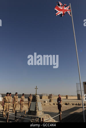 Il Principe di Galles (terza sinistra) ha deposto una corona al memoriale del Camp Bastion, in memoria di quei soldati britannici uccisi durante la campagna, durante una visita a sorpresa alle truppe britanniche in Afghanistan, quando divenne il più alto regale a visitare il paese dall'inizio del conflitto nel 2001. Foto Stock