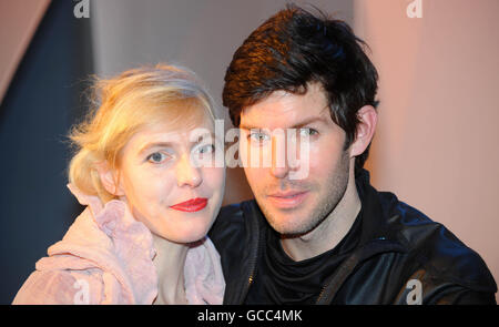 La sorella di Kate Winslet, Anna Winslet e Christof Dostal appaiono in The Power of Love di Ilmar Taska al Courtyard Theatre, a est di Londra. Foto Stock