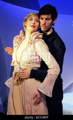 La sorella di Kate Winslet, Anna Winslet e Christof Dostal appaiono in The Power of Love di Ilmar Taska al Courtyard Theatre, a est di Londra. Foto Stock