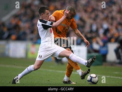 Calcio - Barclays Premier League - Hull City v Fulham - KC Stadium. Craig Fagan di Hull City (a destra) e Nicky Shorey di Fulham (a sinistra) lottano per la palla Foto Stock