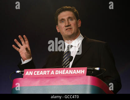 Eamon Ryan TD, Ministro per le Comunicazioni, l'energia e le risorse naturali, ha tenuto il suo discorso di primo piano alla Green Party Convention presso il Tower Hotel di Waterford, Irlanda. Foto Stock