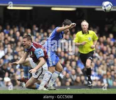 Chelsea's Deco (centro) fouls Aston Villa's James Milner (sinistra) AS L'arbitro Peter Walton (a destra) guarda sopra Foto Stock