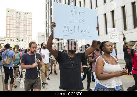 Oakland, Georgia, Stati Uniti d'America. 7 Luglio, 2016. Centinaia di manifestanti marzo attraverso le strade di Atlanta, Georgia per protestare contro la violenza della polizia in seguito al massacro di Philando Castiglia e Alton Sterling dalla polizia. © Steve Eberhardt/ZUMA filo/Alamy Live News Foto Stock