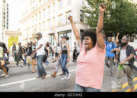 Oakland, Georgia, Stati Uniti d'America. 7 Luglio, 2016. Centinaia di manifestanti marzo attraverso le strade di Atlanta, Georgia per protestare contro la violenza della polizia in seguito al massacro di Philando Castiglia e Alton Sterling dalla polizia. © Steve Eberhardt/ZUMA filo/Alamy Live News Foto Stock