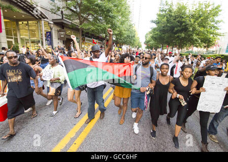 Oakland, Georgia, Stati Uniti d'America. 7 Luglio, 2016. Centinaia di manifestanti marzo attraverso le strade di Atlanta, Georgia per protestare contro la violenza della polizia in seguito al massacro di Philando Castiglia e Alton Sterling dalla polizia. © Steve Eberhardt/ZUMA filo/Alamy Live News Foto Stock