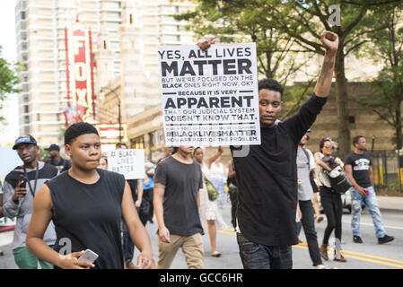 Oakland, Georgia, Stati Uniti d'America. 7 Luglio, 2016. Centinaia di manifestanti marzo attraverso le strade di Atlanta, Georgia per protestare contro la violenza della polizia in seguito al massacro di Philando Castiglia e Alton Sterling dalla polizia. © Steve Eberhardt/ZUMA filo/Alamy Live News Foto Stock