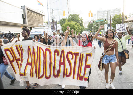 Oakland, Georgia, Stati Uniti d'America. 7 Luglio, 2016. Centinaia di manifestanti marzo attraverso le strade di Atlanta, Georgia per protestare contro la violenza della polizia in seguito al massacro di Philando Castiglia e Alton Sterling dalla polizia. © Steve Eberhardt/ZUMA filo/Alamy Live News Foto Stock