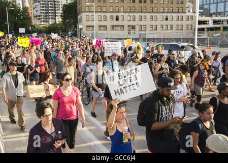 Oakland, Georgia, Stati Uniti d'America. 7 Luglio, 2016. Centinaia di manifestanti marzo attraverso le strade di Atlanta, Georgia per protestare contro la violenza della polizia in seguito al massacro di Philando Castiglia e Alton Sterling dalla polizia. © Steve Eberhardt/ZUMA filo/Alamy Live News Foto Stock