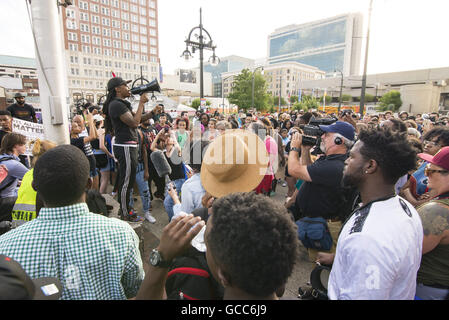 Oakland, Georgia, Stati Uniti d'America. 7 Luglio, 2016. Centinaia di manifestanti marzo attraverso le strade di Atlanta, Georgia per protestare contro la violenza della polizia in seguito al massacro di Philando Castiglia e Alton Sterling dalla polizia. © Steve Eberhardt/ZUMA filo/Alamy Live News Foto Stock