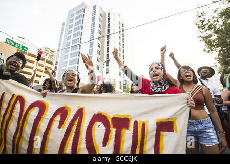 Oakland, Georgia, Stati Uniti d'America. 7 Luglio, 2016. Centinaia di manifestanti marzo attraverso le strade di Atlanta, Georgia per protestare contro la violenza della polizia in seguito al massacro di Philando Castiglia e Alton Sterling dalla polizia. © Steve Eberhardt/ZUMA filo/Alamy Live News Foto Stock