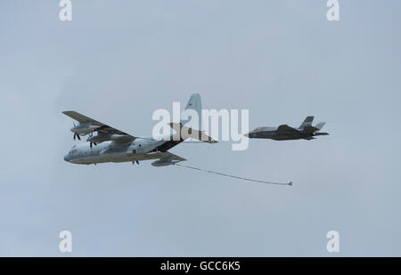 RAF Fairford, nel Gloucestershire. 8 Luglio, 2016. Giorno 1 del Royal International Air Tattoo (RIAT). La Lockheed Martin KC-130J Hercules e F-35B Lightning II del US Marine Corps battenti demo. Credito: aviationimages/Alamy Live News. Foto Stock