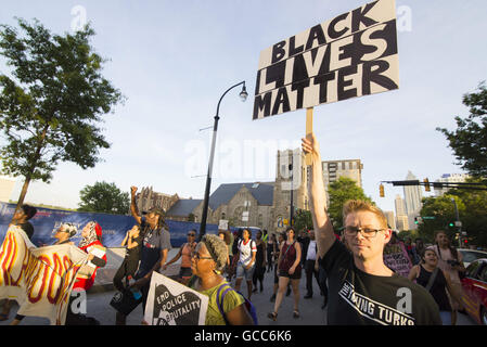 Oakland, Georgia, Stati Uniti d'America. 7 Luglio, 2016. Centinaia di manifestanti marzo attraverso le strade di Atlanta, Georgia per protestare contro la violenza della polizia in seguito al massacro di Philando Castiglia e Alton Sterling dalla polizia. © Steve Eberhardt/ZUMA filo/Alamy Live News Foto Stock