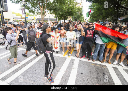 Oakland, Georgia, Stati Uniti d'America. 7 Luglio, 2016. Centinaia di manifestanti marzo attraverso le strade di Atlanta, Georgia per protestare contro la violenza della polizia in seguito al massacro di Philando Castiglia e Alton Sterling dalla polizia. © Steve Eberhardt/ZUMA filo/Alamy Live News Foto Stock