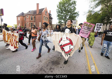 Oakland, Georgia, Stati Uniti d'America. 7 Luglio, 2016. Centinaia di manifestanti marzo attraverso le strade di Atlanta, Georgia per protestare contro la violenza della polizia in seguito al massacro di Philando Castiglia e Alton Sterling dalla polizia. © Steve Eberhardt/ZUMA filo/Alamy Live News Foto Stock