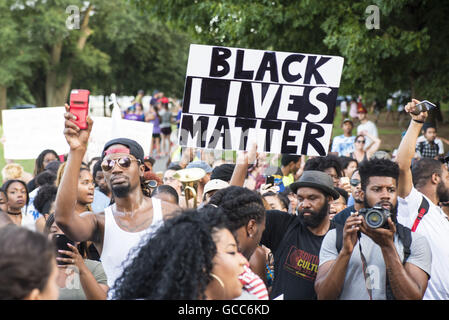 Oakland, Georgia, Stati Uniti d'America. 7 Luglio, 2016. Centinaia di manifestanti marzo attraverso le strade di Atlanta, Georgia per protestare contro la violenza della polizia in seguito al massacro di Philando Castiglia e Alton Sterling dalla polizia. © Steve Eberhardt/ZUMA filo/Alamy Live News Foto Stock