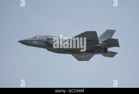 RAF Fairford, nel Gloucestershire. 8 Luglio, 2016. Giorno 1 del Royal International Air Tattoo (RIAT) e varianti del F-35 fulmini, il primo al mondo STOVL supersonico aerei, rendere il loro primo pubblico battenti al debutto in un air show NEL REGNO UNITO. Credito: aviationimages/Alamy Live News. Foto Stock