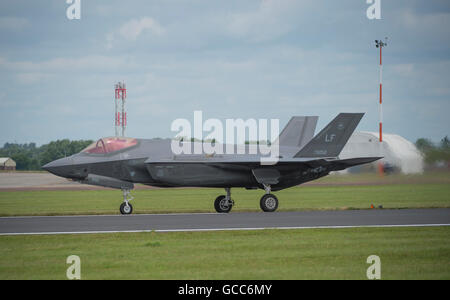 RAF Fairford, nel Gloucestershire. 8 Luglio, 2016. Giorno 1 del Royal International Air Tattoo (RIAT) e varianti del F-35 fulmini, il primo al mondo STOVL supersonico aerei, rendere il loro primo pubblico battenti al debutto in un air show NEL REGNO UNITO. F-35A CTOL della US Air Force di decollare. Credito: malcolm park/Alamy Live News. Foto Stock