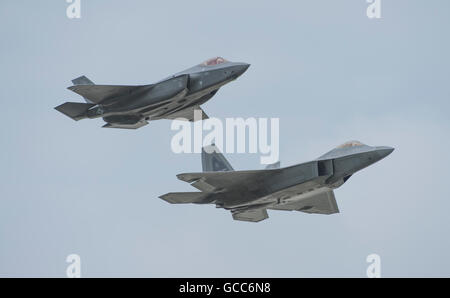 RAF Fairford, nel Gloucestershire. 8 Luglio, 2016. Giorno 1 del Royal International Air Tattoo (RIAT) e varianti del F-35 fulmini, il primo al mondo STOVL supersonico aerei, rendere il loro primo pubblico battenti al debutto in un air show NEL REGNO UNITO. La F-35A vola al fianco di un F-22 Raptor della US Air Force. Credito: aviationimages/Alamy Live News. Foto Stock