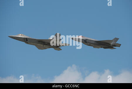 RAF Fairford, nel Gloucestershire. 8 Luglio, 2016. Giorno 1 del Royal International Air Tattoo (RIAT) e varianti del F-35 fulmini, il primo al mondo STOVL supersonico aerei, rendere il loro primo pubblico battenti al debutto in un air show NEL REGNO UNITO. La F-35A (a destra) vola al fianco di un F-22 Raptor della US Air Force. Credito: aviationimages/Alamy Live News. Foto Stock