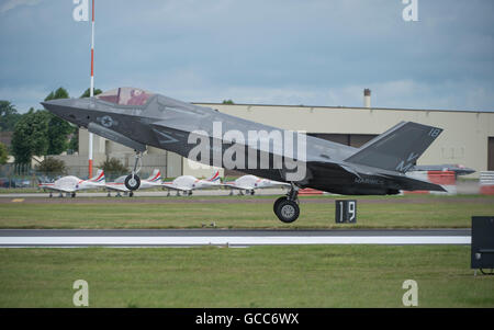 RAF Fairford, nel Gloucestershire. 8 Luglio, 2016. Giorno 1 del Royal International Air Tattoo (RIAT) e varianti del F-35 fulmini, il primo al mondo STOVL supersonico aerei, rendere il loro primo pubblico battenti al debutto in un air show NEL REGNO UNITO. Foto: F-35B variante del US Marine Corps. Credito: aviationimages/Alamy Live News. Foto Stock