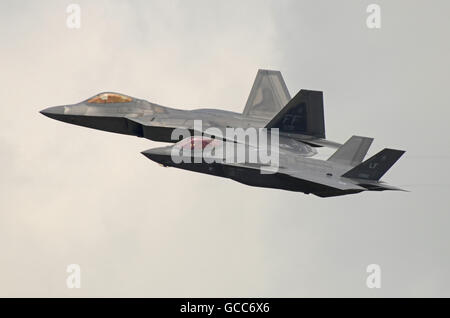 RAF Fairford. Il giorno di apertura della tre giorni di sega airshow il funzionario pubblico spettacolo del debutto del Lockheed Martin F-35 Lightning II jet da combattimento. Uno ha volato con un Lockheed F-22 Raptor Foto Stock