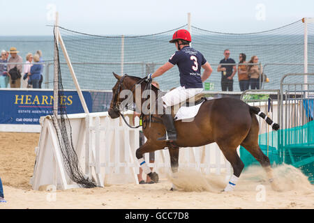 Barene, Poole, Dorset, UK 8 luglio 2016. Il British Beach Polo Championships prende il via a banchi di sabbia spiaggia, Poole. I due giorni della manifestazione si svolge il venerdì e il sabato, come testa di visitatori alla spiaggia per vedere l'azione su una calda calda giornata di sole. Credito: Carolyn Jenkins/Alamy Live News Foto Stock