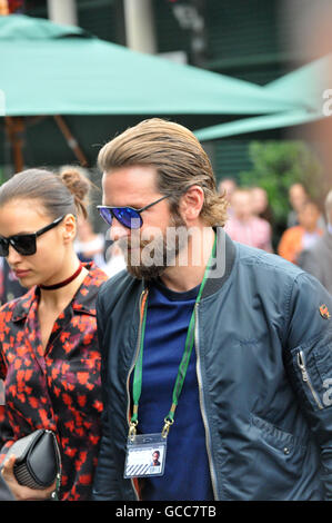 Londra, UK, 8 luglio 2016, Bradley Cooper & Irina Shayk arriva per il torneo di Wimbledon 2016 campionati a Wimbledon Lawn Tennis & Croquet Club WLTCC. Credito: JOHNNY ARMSTEAD/Alamy Live News Foto Stock