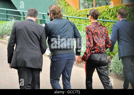 Londra, UK, 8 luglio 2016, Bradley Cooper & Irina Shayk arriva per il torneo di Wimbledon 2016 campionati a Wimbledon Lawn Tennis & Croquet Club WLTCC. Credito: JOHNNY ARMSTEAD/Alamy Live News Foto Stock