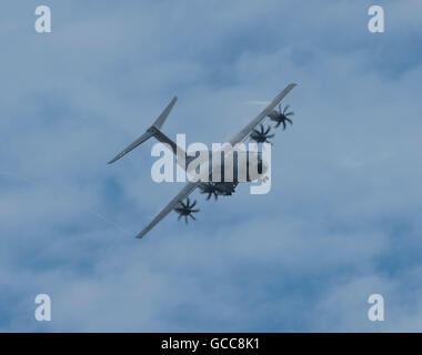 RAF Fairford, nel Gloucestershire. 8 Luglio, 2016. Giorno 1 del Royal International Air Tattoo (RIAT) internazionale con aerei militari sul display da tutto il mondo. Airbus A400M demo. Credito: aviationimages/Alamy Live News. Foto Stock