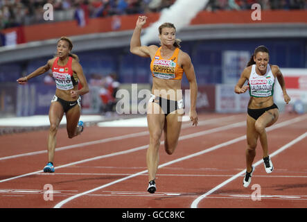 Amsterdam, Paesi Bassi. 08 Luglio, 2016. Dafne Schippers (c) dei Paesi Bassi attraversa la linea del traguardo per vincere le Donne 100m Finale al Campionato Europeo di Atletica presso lo Stadio Olimpico di Amsterdam, Paesi Bassi, 08 luglio 2016. A sinistra è la Germania Tatjana Pinto che ha piazzato 6th, a destra è il 2° placer Ivet Lalova-Collio dalla Bulgaria. Foto: Michael Kappeler/dpa/Alamy Live News Foto Stock