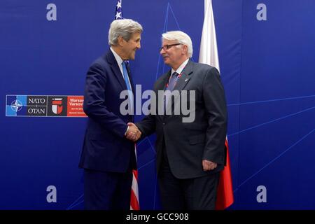 U.S il Segretario di Stato John Kerry scuote le mani con il Ministro degli esteri polacco Witold Waszczykowski prima del loro incontro bilaterale a margine del Vertice NATO incontro presso lo Stadio Nazionale di Luglio 8, 2016 a Varsavia in Polonia. Foto Stock