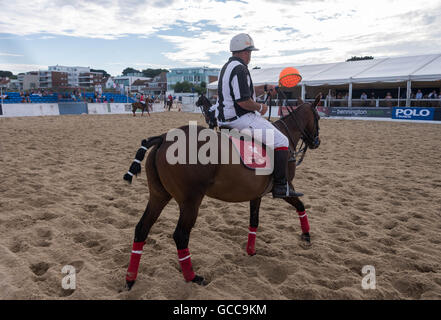 Barene, Poole, Dorset, Regno Unito. 8 Luglio, 2016. British Beach Polo campionati a banchi di sabbia. Credito: Gillian Downes/Alamy Live News Foto Stock